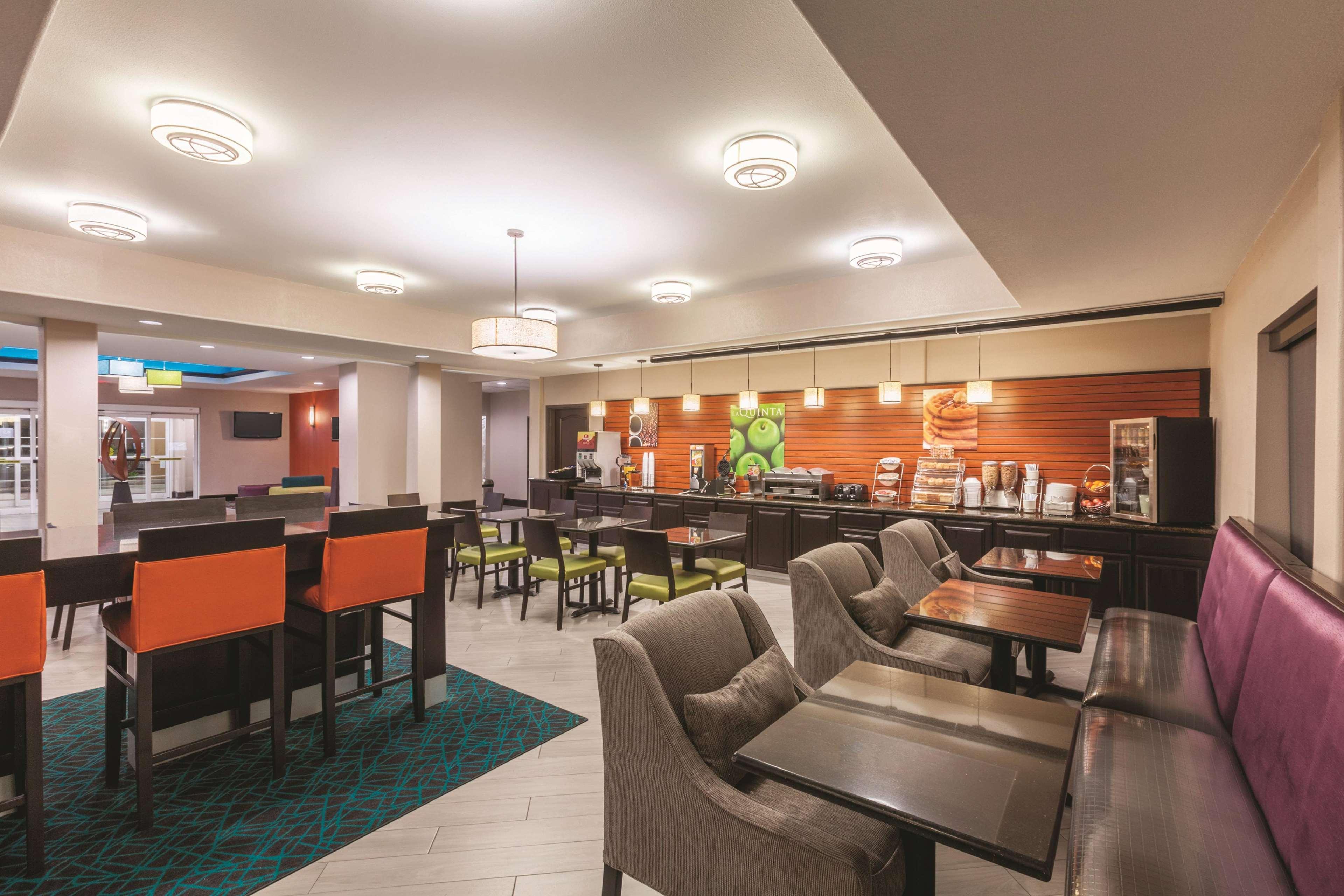 Отель La Quinta By Wyndham Houston Iah Bush Intl Airport E Хамбл Экстерьер фото
